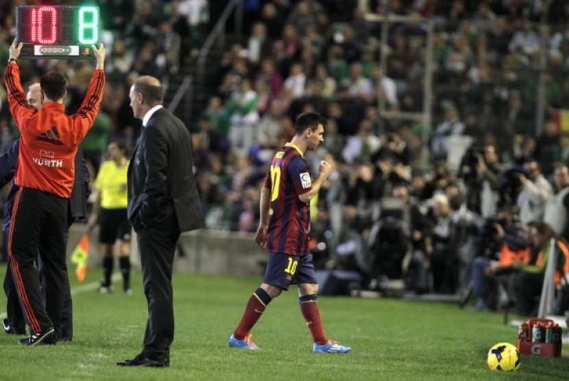 Lionel Messi ditarik keluar akibat cedera saat laga melawan Real Betis, Ahad (10/11)