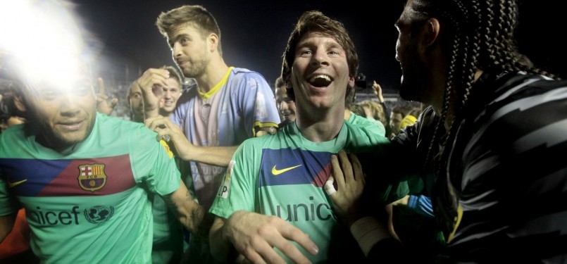 Lionel Messi (dua kanan), striker Barcelona asal Argentina, tertawa lepas merayakan pesta kemenangan timnya bersama rekan-rekannya.