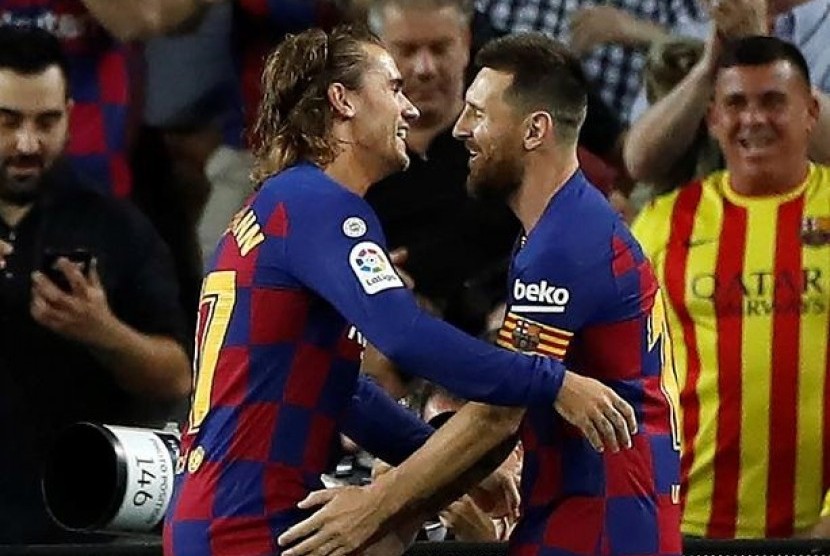 Striker Barcelona Lionel Messi (kanan) dan Antoine Griezmann.
