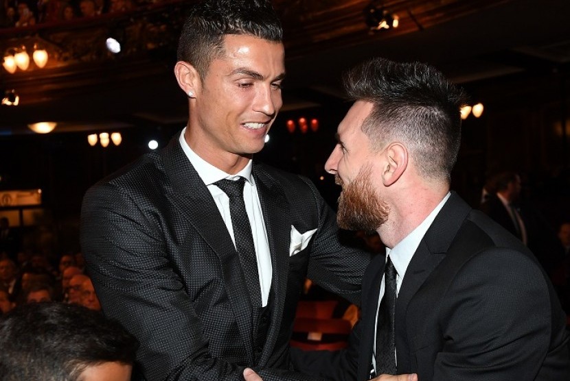 Lionel Messi (kanan) dan Cristiano Ronaldo bersalaman dalam acara penghargaan FIFA di London, Senin (23/10). Messi dan Ronaldo telah mendominasi sepak bola selama 1 dekade terakhir.