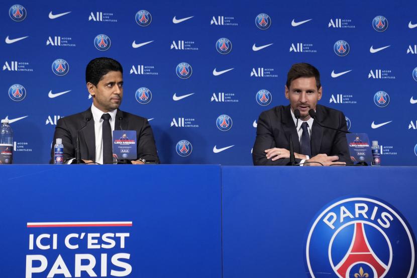 Lionel Messi, kanan, dan presiden PSG Nasser Al-Al-Khelaifi menghadiri konferensi pers Rabu, 11 Agustus 2021 di stadion Parc des Princes di Paris.