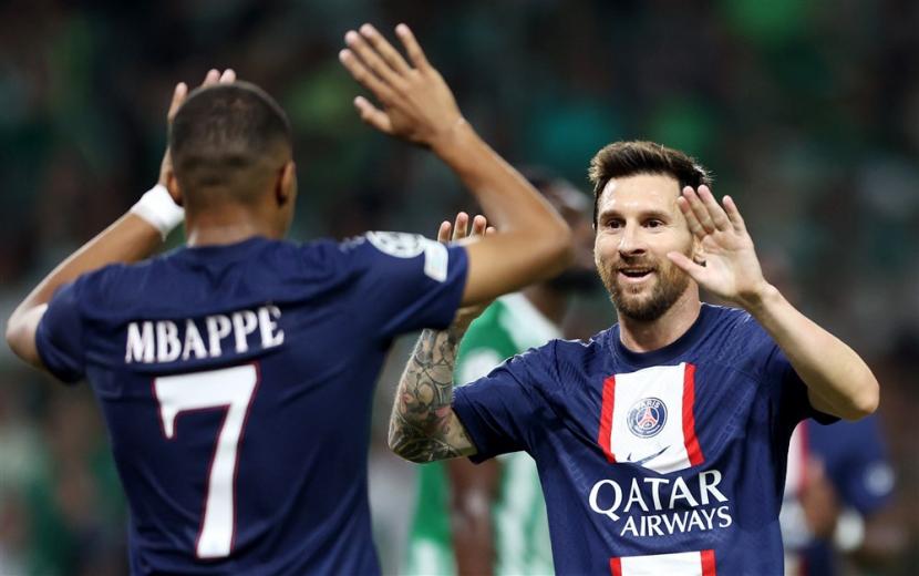  Lionel Messi (Kanan) dari PSG merayakan gol dengan rekan setimnya Kylian Mbappe. 