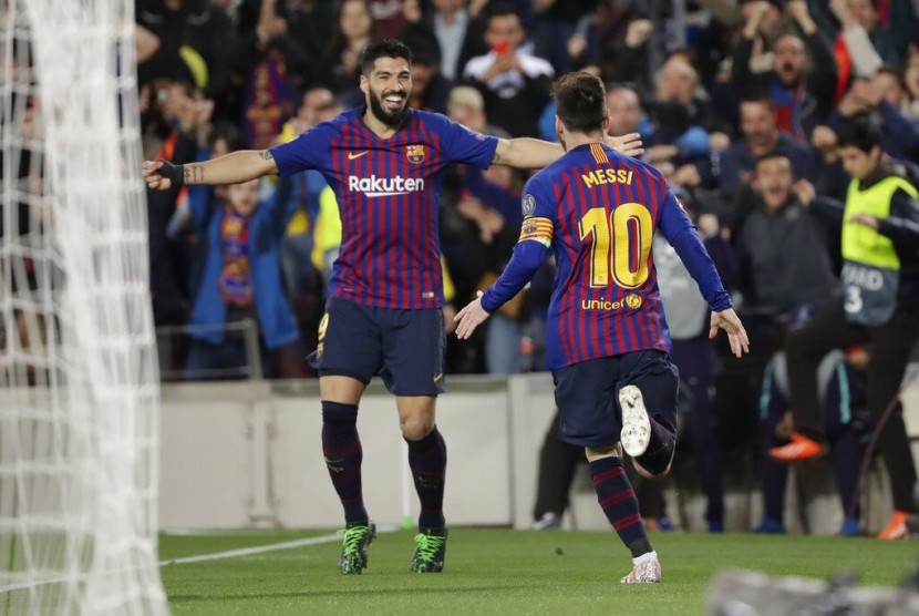 Lionel Messi (kanan) merayakaan gol yang dimasukkan Luis Suarez (kiri) dalam semifinal Liga Champions antara FC Barcelona dan Liverpool di Stadion Camp Nou, Barcelona, Spanyol, Rabu (1/5).