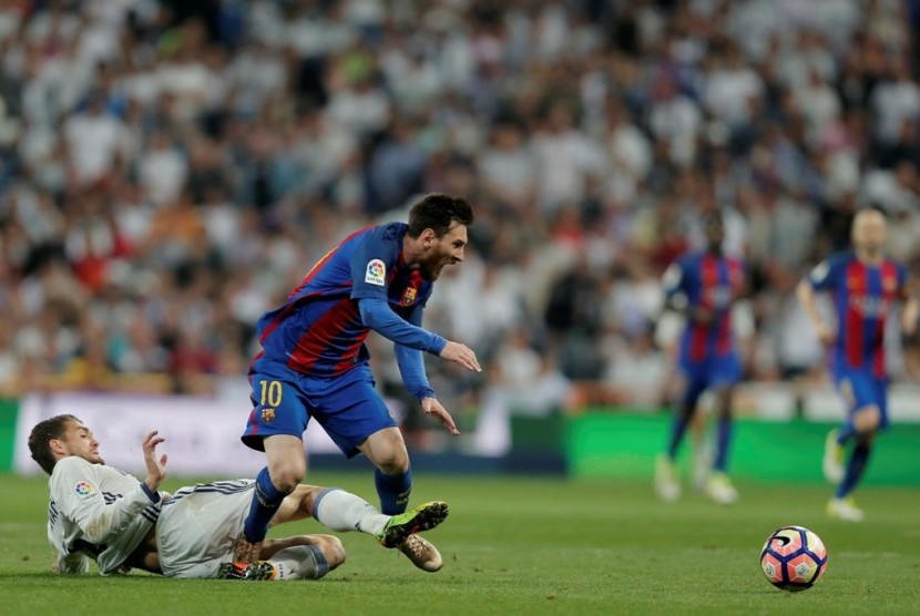 Lionel Messi (kanan) pahlawan kemenangan Barcelona pada duel EL Clasico.