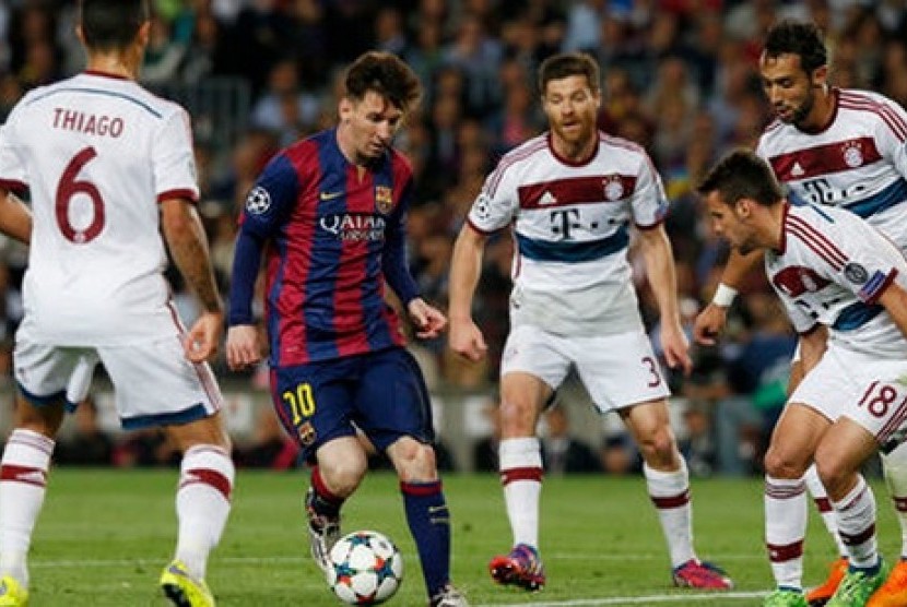 Lionel Messi (kedua kiri) dikepung sejumlah pemain Bayern Muenchen