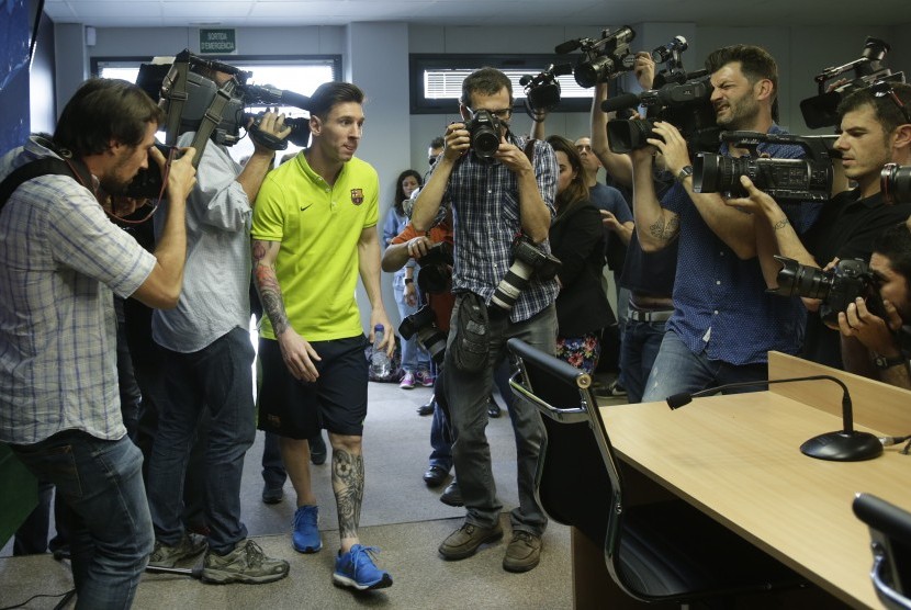 Lionel Messi ketika menghadiri konferensi pers jelang laga Barcelona vs Bayern Muenchen.