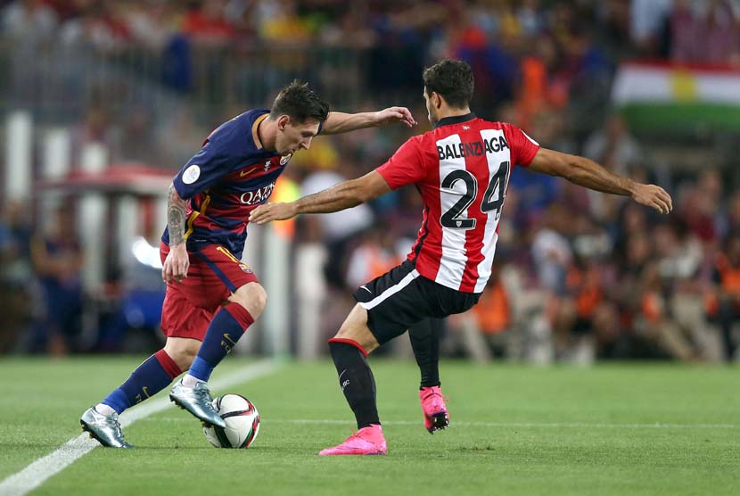 Lionel Messi (kiri)