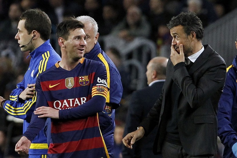 Lionel Messi (kiri) berbicara dengan Luis Enrique saat sama-sama masih di Barcelona.
