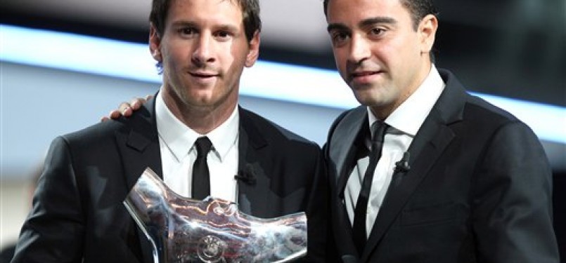 Lionel Messi (kiri) bersama Xavi Hernandez saat menerima penghargaan 'Pemain Terbaik di Eropa' 2011.