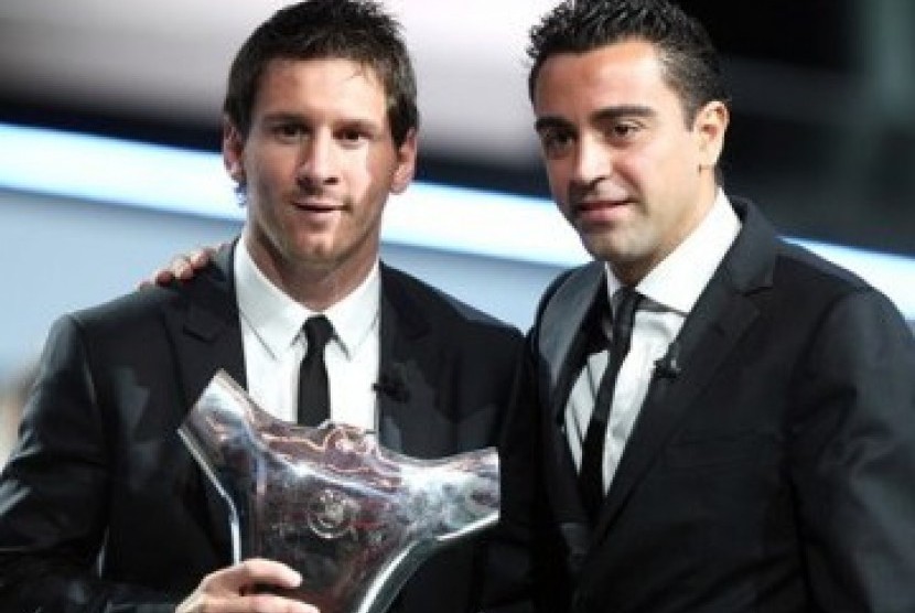 Lionel Messi (kiri) bersama Xavi Hernandez saat menerima penghargaan 