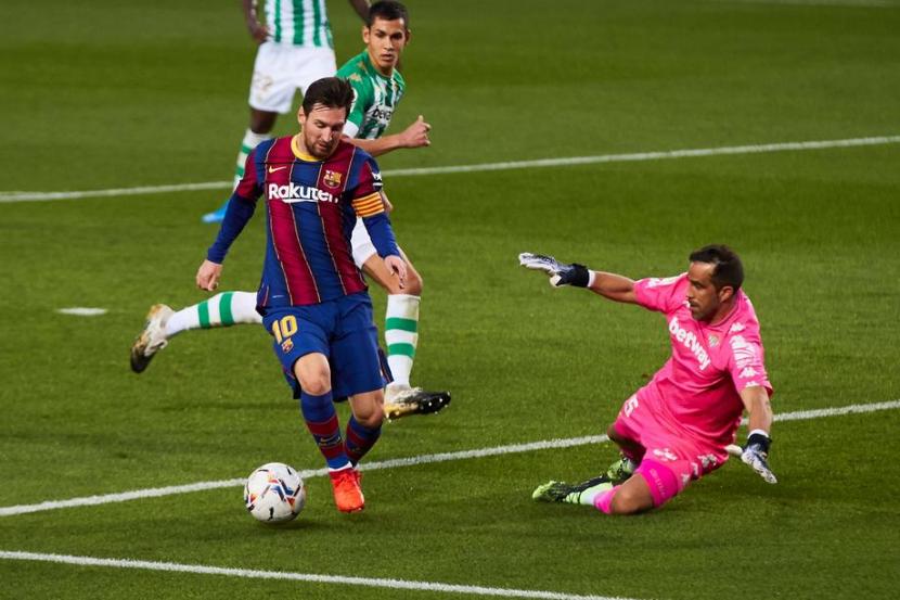 Lionel Messi (kiri) dalam pertandingan Barcelona kontra Real Betis.