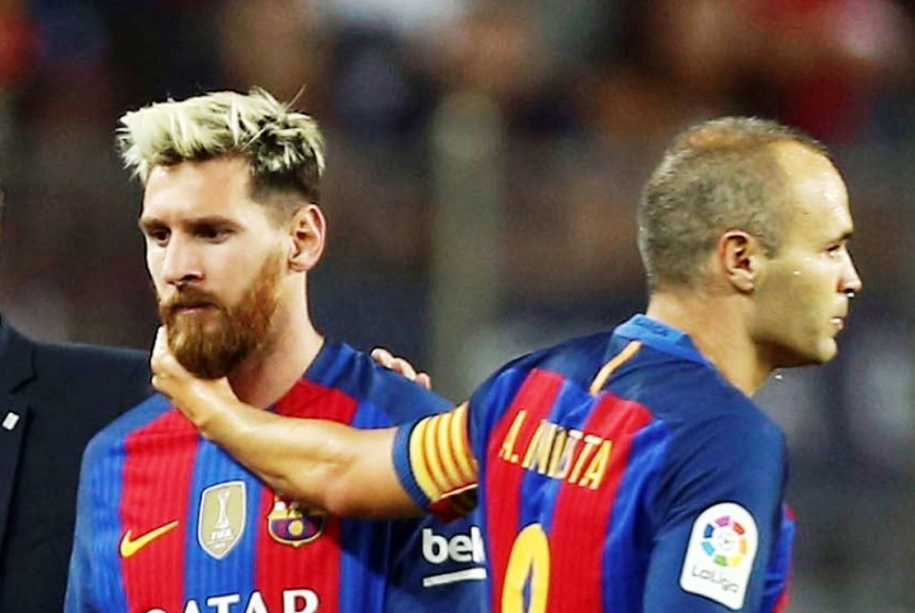 Lionel Messi (kiri) dan Andres Iniesta