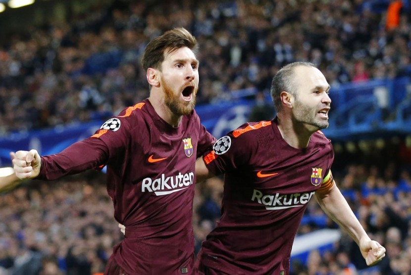 Lionel Messi (kiri) dan Andres Iniesta saat masih sama-sama membela Barcelona.