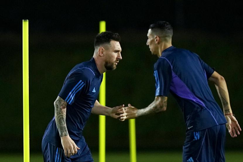  Lionel Messi (kiri) dan Angel Di Maria melakukan pemanasan saat latihan resmi Argentina menjelang pertandingan sepak bola Piala Dunia perempat final antara Argentina dan Belanda di Doha, Qatar, Kamis, 8 Desember 2022.