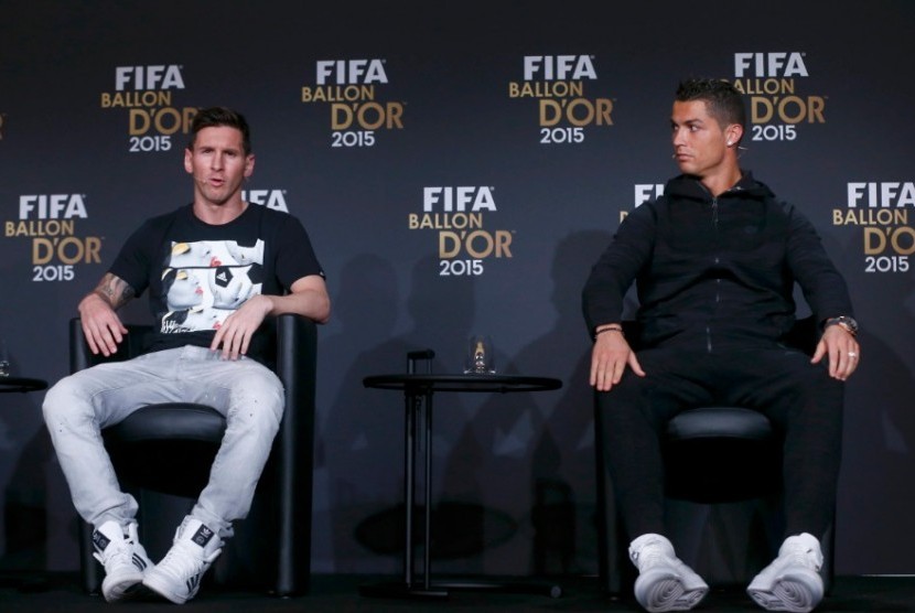 Lionel Messi (kiri) dan Cristiano Ronaldo, dua pesepak bola pengoleksi gelar pemain terbaik dunia (Ballon d'Or) terbanyak.