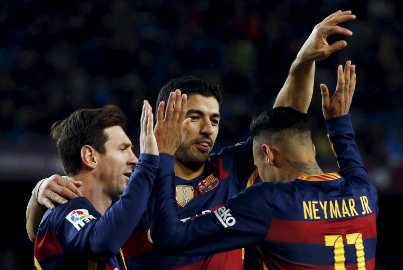 Lionel Messi (kiri) merayakan gol bersama Luis Suarez (tengah) dan Neymar.
