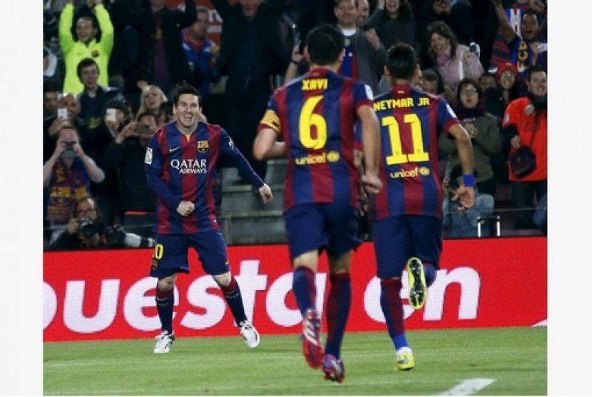 Lionel Messi (kiri) merayakan gol dengan Neymar (kanan) dan Xavi.