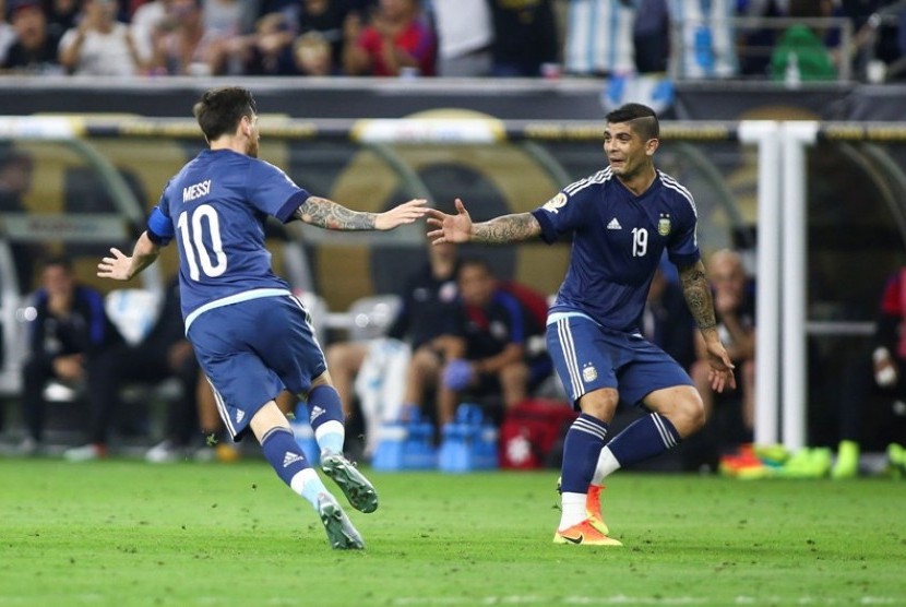 Lionel Messi (kiri) merayakan golnya bersama Ever Banega.