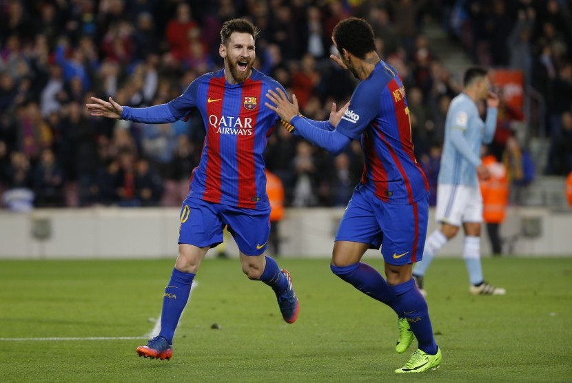 Lionel Messi (kiri) merayakan golnya ke gawang Celta Vigo bersama Neymar.