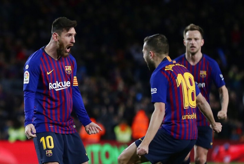 Lionel Messi (kiri) merayakan golnya ke gawang Valencia.