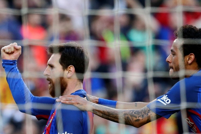 Lionel Messi (kiri) merayakan golnya ke gawang Villarreal bersama Neymar.