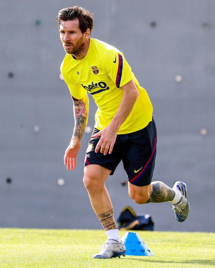 Lionel Messi melakukan latihan perdana bersama Barcelona di tengah pandemi corona.