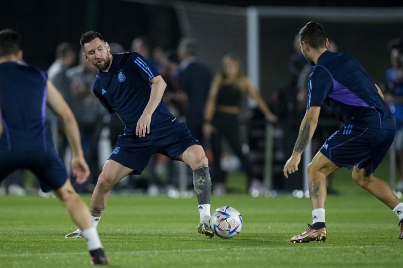 Lionel Messi melakukan pemanasan saat latihan resmi Argentina menjelang pertandingan sepak bola Piala Dunia perempat final antara Argentina dan Belanda di Doha, Qatar, Kamis, 8 Desember 2022. 