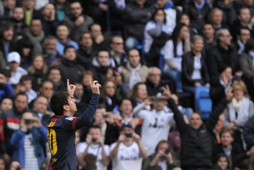 Lionel Messi melakukan selebrasi usai mencetak gol ke gawang Real Madrid, Sabtu (2/3/2013)