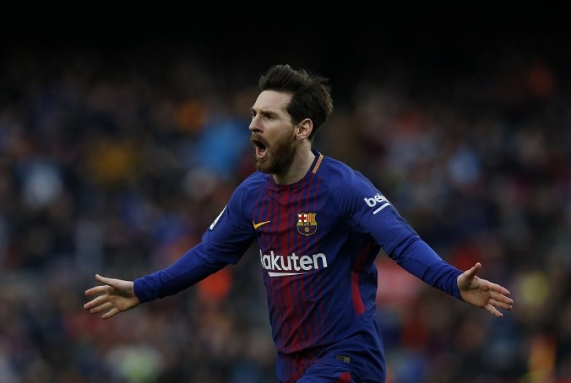 Lionel Messi melakukan selebrasi usai mencetak gol ke gawang Atletico Madrid dalam La Liga yang berlangsung di Stadion Nou Camp, Barcelona, Spanyol, Ahad (4/3) waktu setempat. 