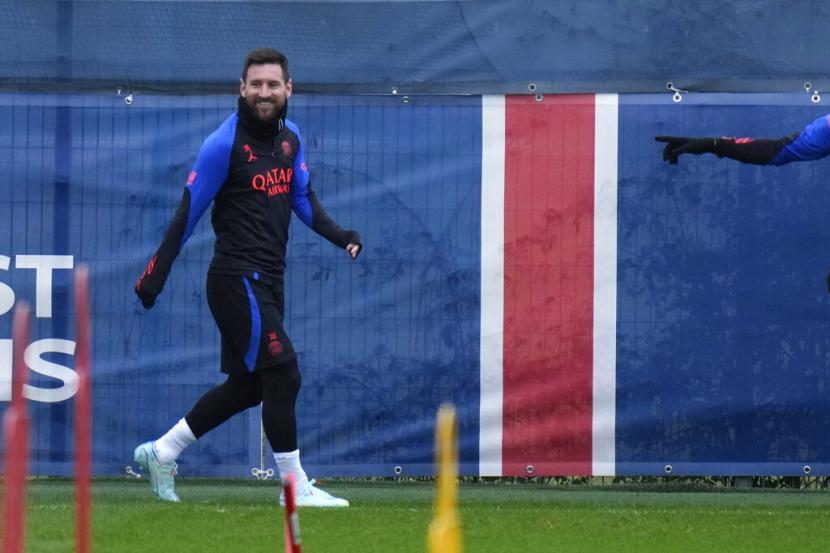  Lionel Messi melanjutkan latihannya bersama tim Paris Saint-Germain Kamis (5/1/2023) di kamp latihan tim di Saint Germain-en-Laye, sebelah barat Paris. 
