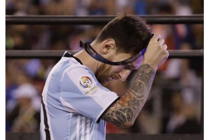Lionel Messi melepas medali runner up Copa America Centenario 2016.