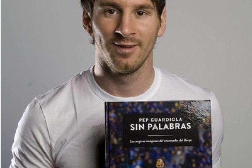 Lionel Messi memegang buku Josep Pep Guardiola berjudul 'Sin Palabras'.