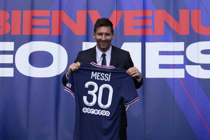 Lionel Messi memegang jerseynya setelah konferensi pers Rabu, 11 Agustus 2021 di stadion Parc des Princes di Paris.