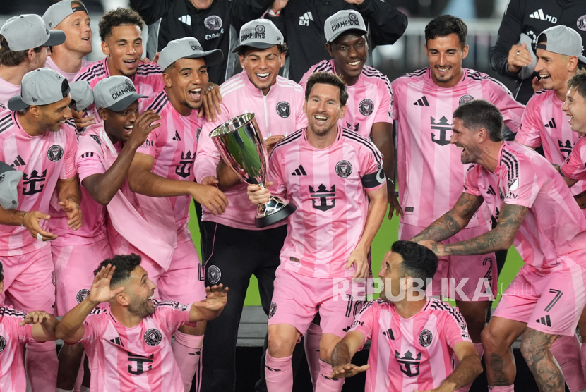 Lionel Messi memegang trofi juara  Wilayah Timur MLS usai mengalahkan New York City FC di final Wilayah Timur. Inter Miami akan berhadapan dengan San Diego atau Vancouver di final MLS.