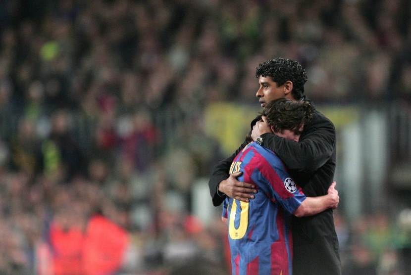 Lionel Messi memeluk Frank Rijkaard