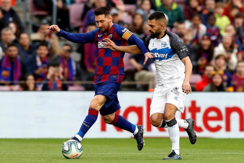 Lionel Messi mencetak gol pada laga Barcelona vs Alaves di Camp Nou, Sabtu (21/12).