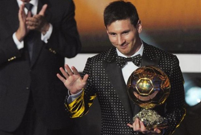Lionel Messi menerima penghargaan Ballon d'Or sebagai pesepak bola terbaik pria FIFA di Kongresshaus, Zurich, Switzerland, Senin, 7 Januari 2013.