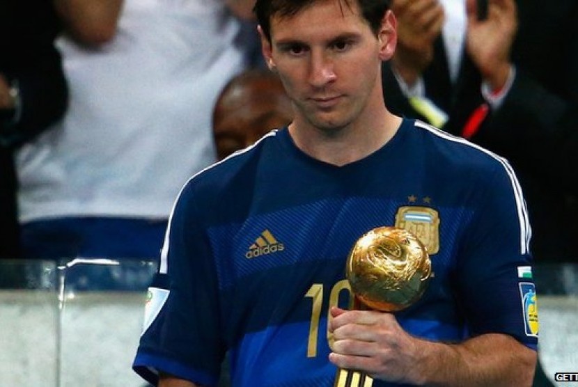 Lionel Messi menerima penghargaan Bola Emas Piala Dunia 2014.