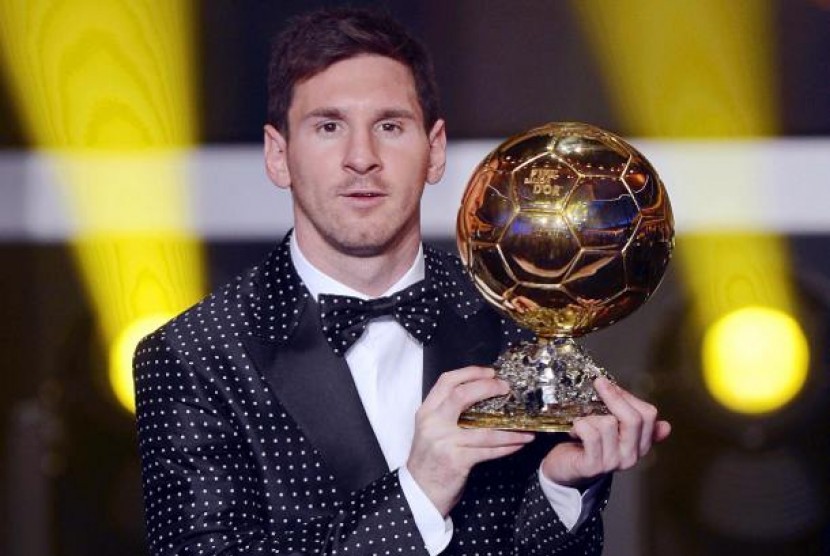 Lionel Messi, menerima penghargaan pemain terbaik dunia FIFA, Ballon d'Or 2012 di Kongresshaus, Zurich, Switzerland pada Senin 7 Januari 2013. Ini adalah penghargaan keempat yang diterima pesepak bola asal Argentina tersebut.