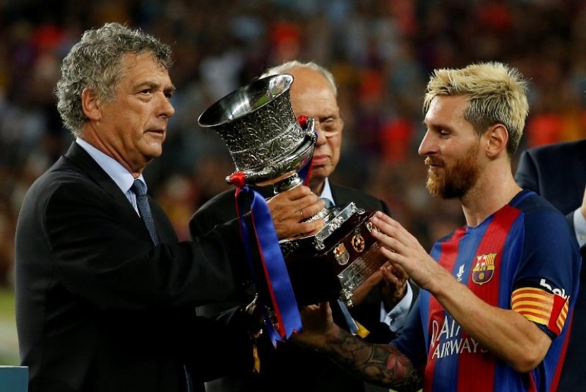 Lionel Messi menerima trofi Piala Super Spanyol.