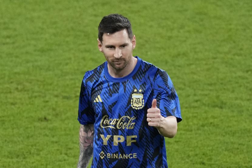 Lionel Messi mengacungkan jempol jelang laga persahabatan antara Argentina dan Uni Emirat Arab di Abu Dhabi, Rabu, 16 November 2022. (