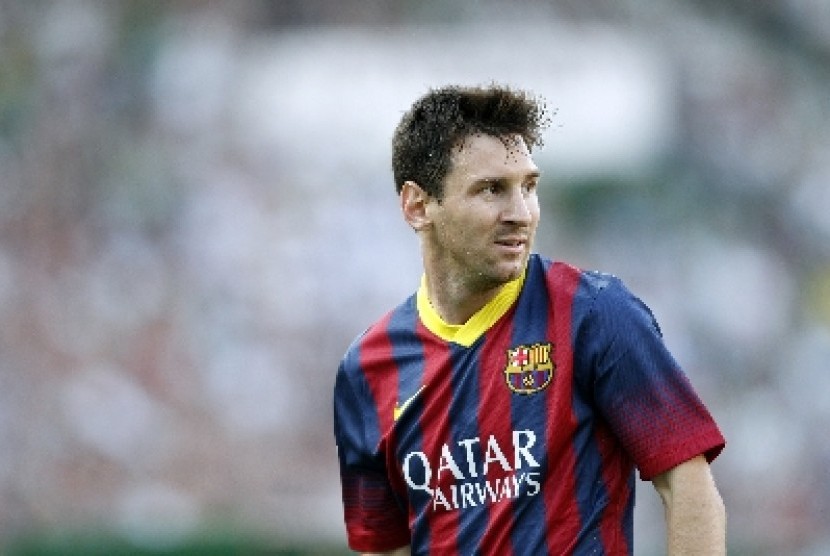 Lionel Messi mengenakan jersey utama Barcelona