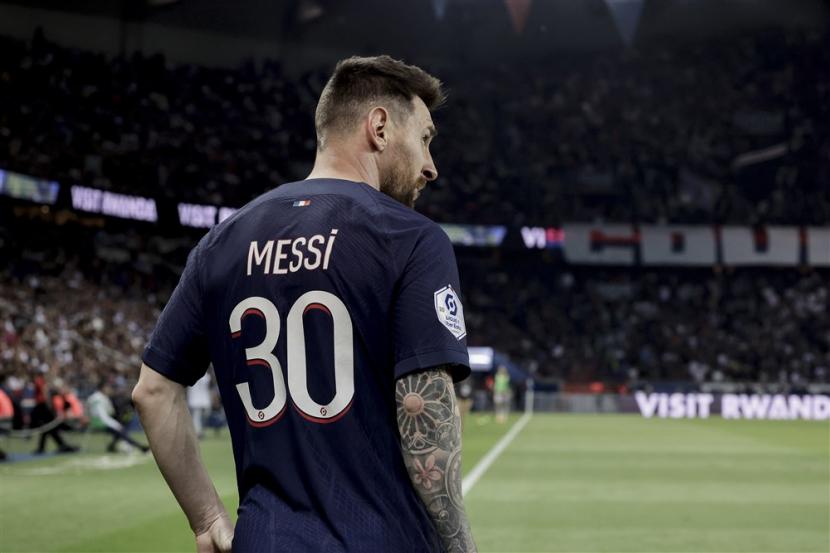 Lionel Messi, calon pemain Inter Miami, menggunakan nomor punggung 30 saat membela Paris Saint-Germain (PSG).