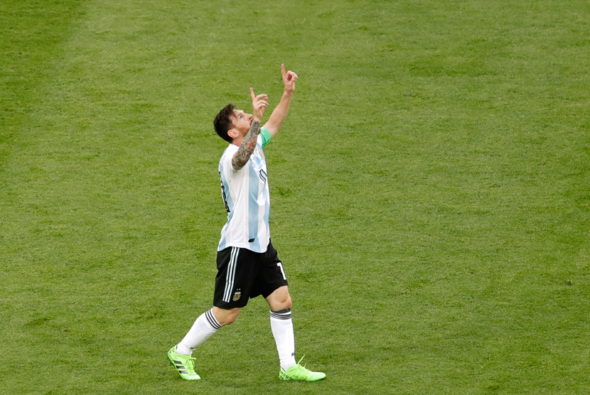 Lionel Messi merayakan gol ke gawang Nigeria pada pertandingan terakhir Grup D Piala Dunia, Rabu (27/6) WIB