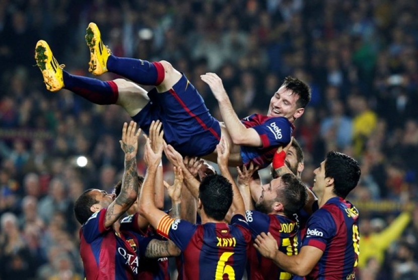 Lionel Messi merayakan rekornya sebagai top skorer sepanjang masa La Liga bersama rekan-rekannya, Ahad (23/11) dini hari WIB.