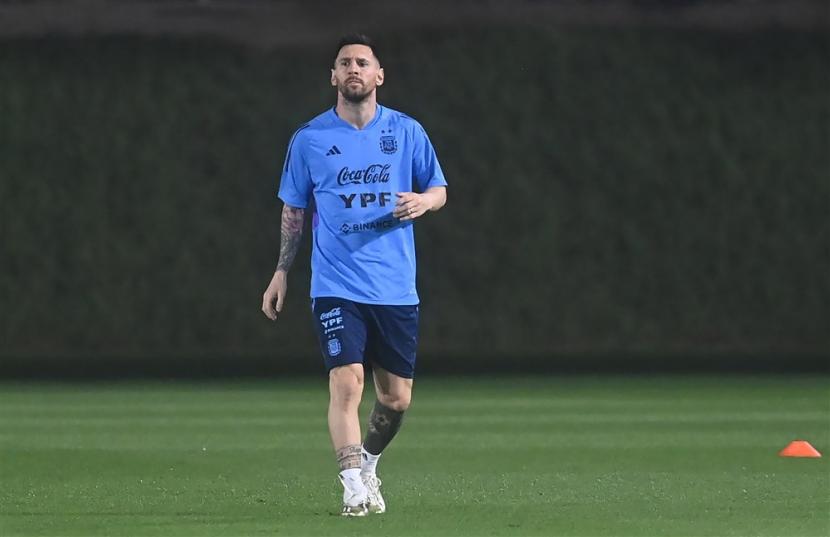  Lionel Messi dari Argentina berlatih di Qatar. EPA-EFE/NEIL HALL