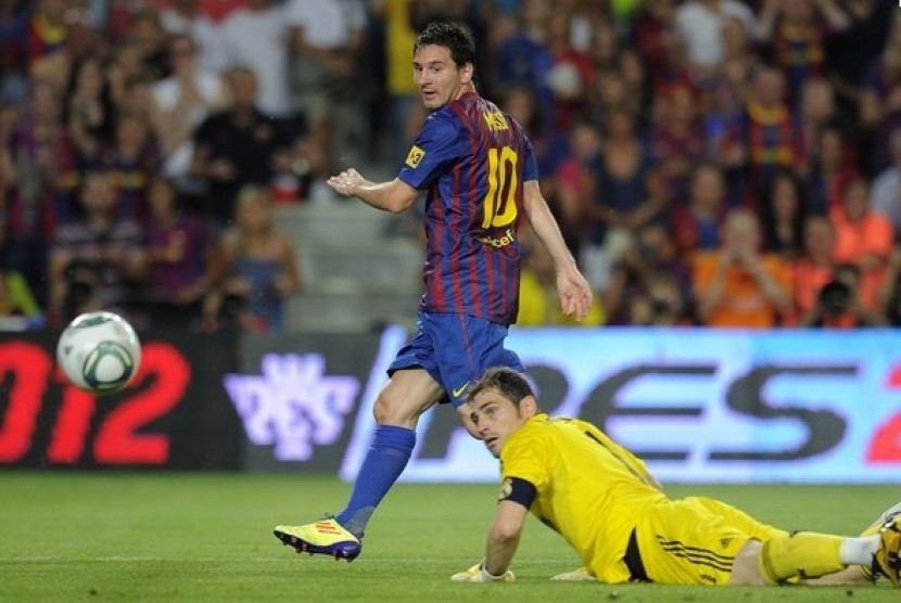 Lionel Messi saat menaklukkan Iker Casillas dalam satu pertandingan.