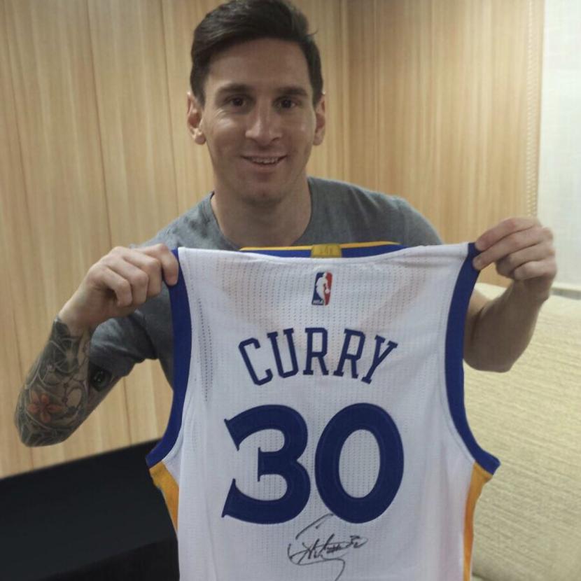 Lionel Messi saat menerima jersey Golden State Warriors milik Stephen Curry beberapa waktu lalu.