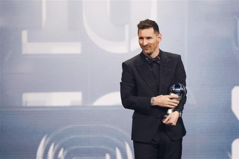 Lionel Messi saat menerima trofi The Best Fifa Awards 2022 untuk kategori pemain terbaik pria.