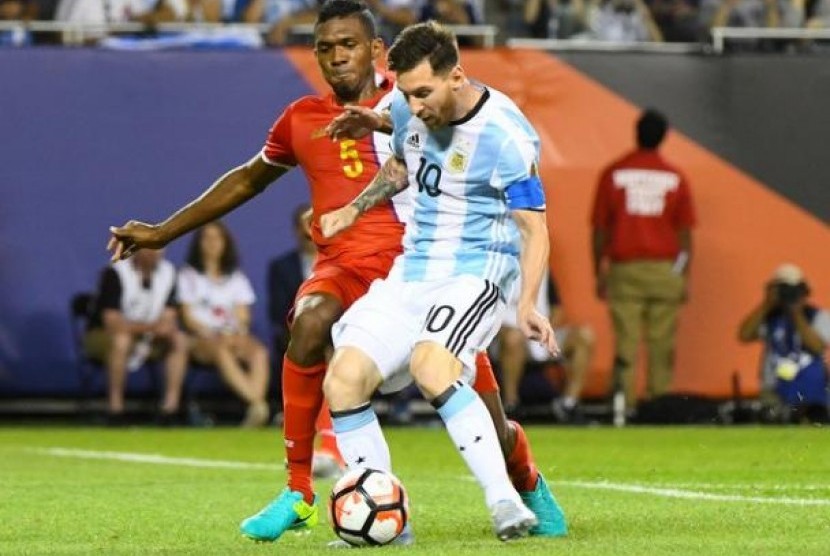 Lionel Messi saat mengantarkan Argentina menaklukkan Panama 5-0 di gelaran Copa Amerika, Sabtu (11/6).